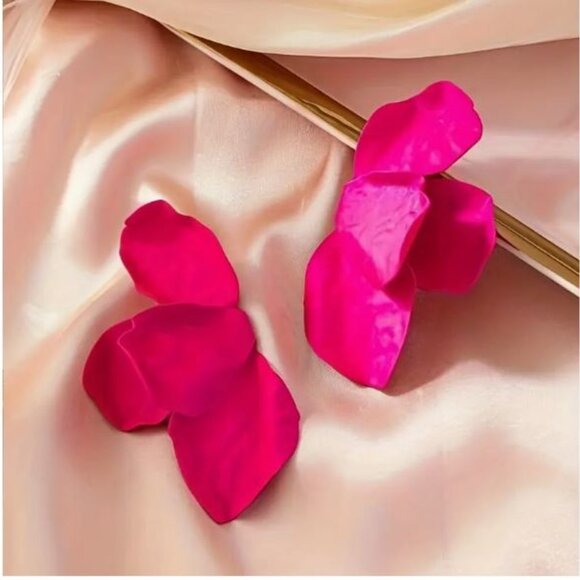 NEW Fallon Deep Pink Flower Petal Abstract Statement Earrings - Picture 2 of 4